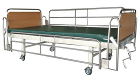 เตียงผู้ป่วยแบบปรับระดับได้ หัวเตียงเป็นรายไม้ มีราวกั้นด้านข้างสองข้าง รุ่นประหยัด